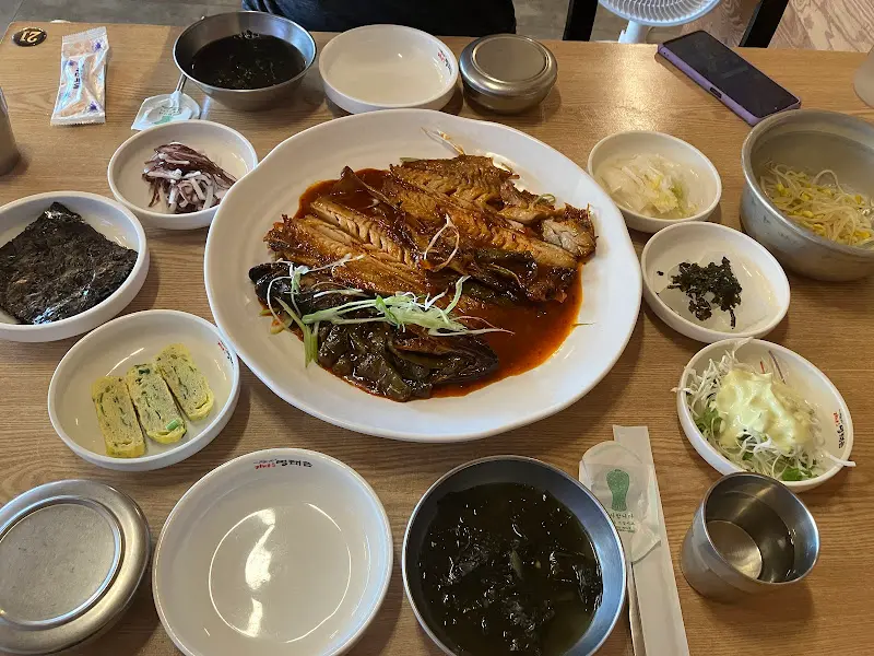 정갈하게 차려진 코다리 정식 한 상