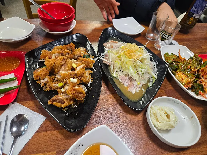 순례국밥의 유니치킨과 냉채수육