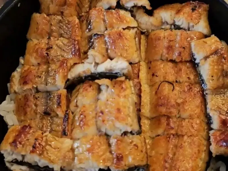 윤기가 흐르는 장어덮밥