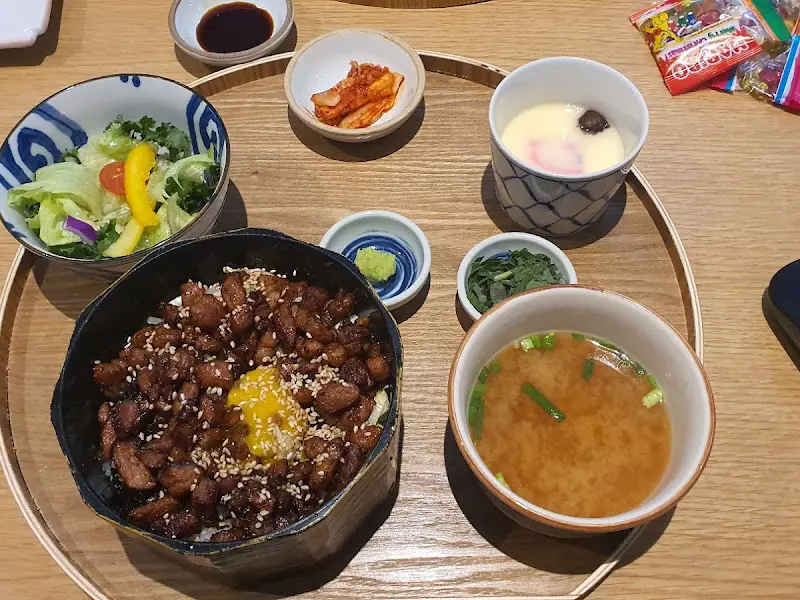 돼지고기 덮밥인 부타동