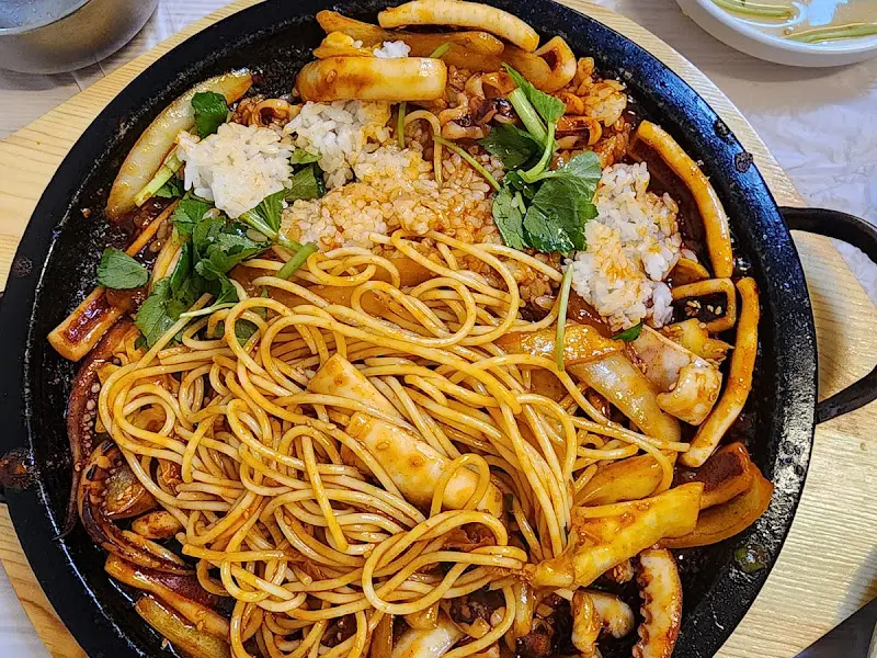 오징어볶음과 파스타 사리