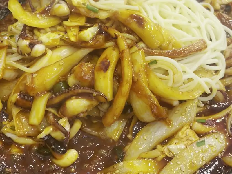 오징어볶음 근접 사진