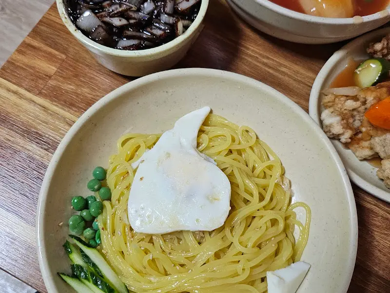 반숙 계란이 올라간 간짜장