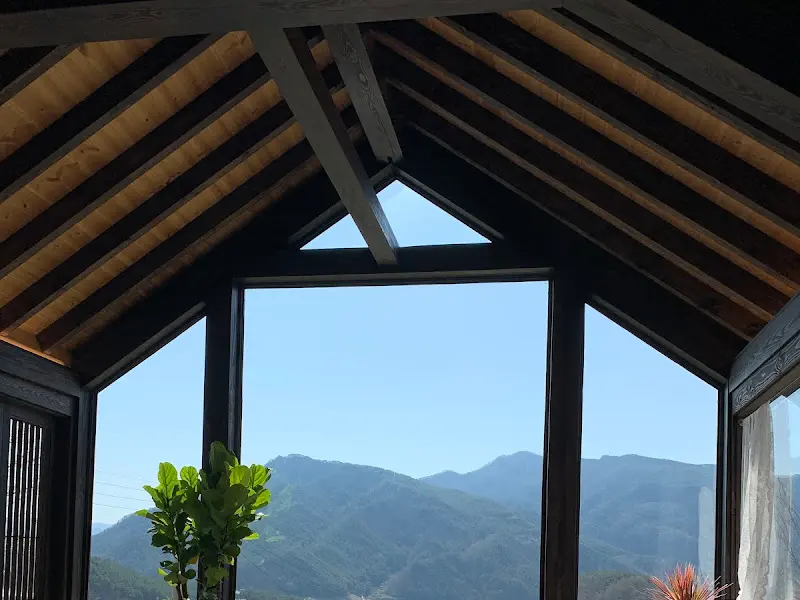 카페 내부 천장