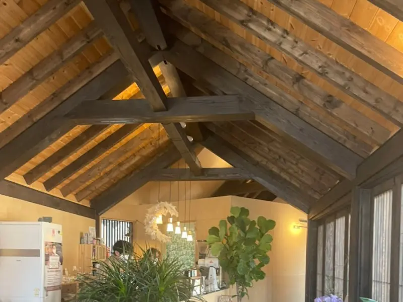 카페 내부 천장 장식