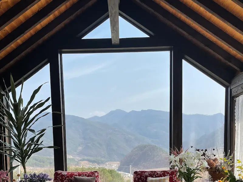 통창으로 보이는 산