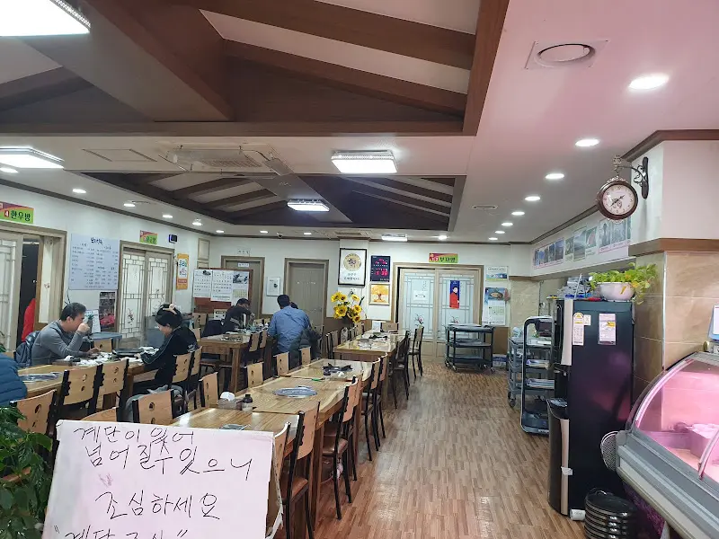 넓고 깔끔한 부자한우촌 내부