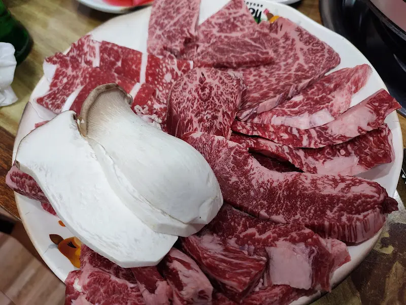 마블링이 환상적인 등심과 신선한 새송이버섯