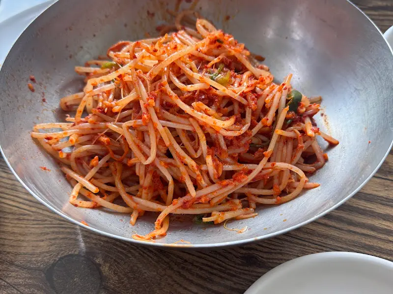 매콤하게 비벼진 콩나물