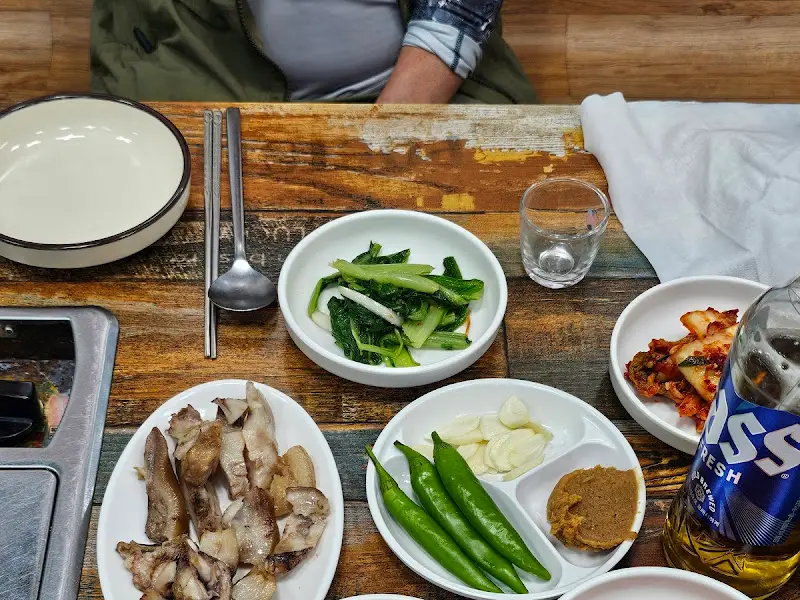 밑반찬으로 제공되는 머릿고기