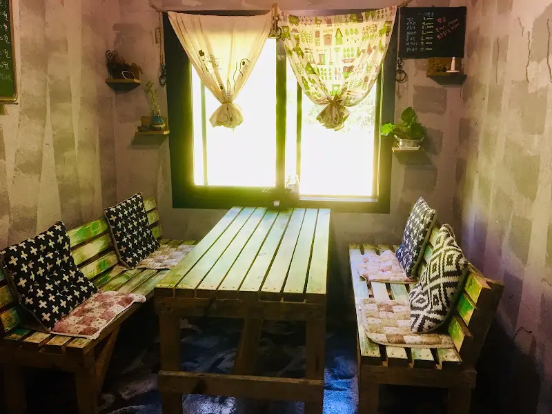 정감 있는 분위기의 잠비 내부 좌석