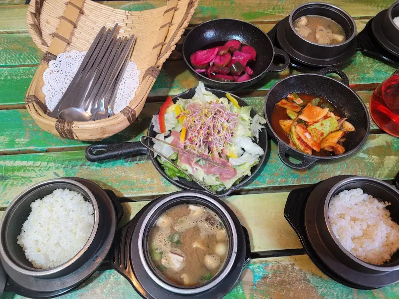 다채로운 구성의 잠비 돈가스 한 상 차림