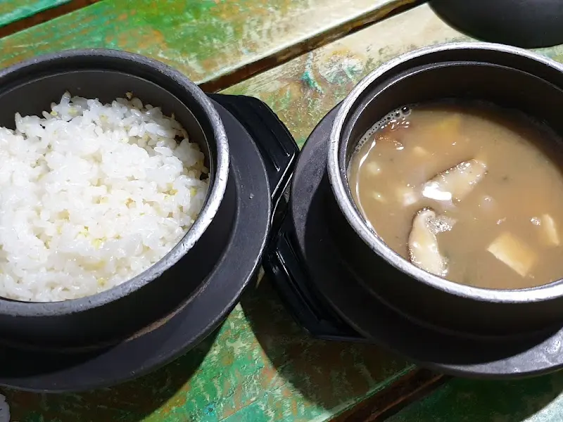 솥밥과 된장찌개의 모습