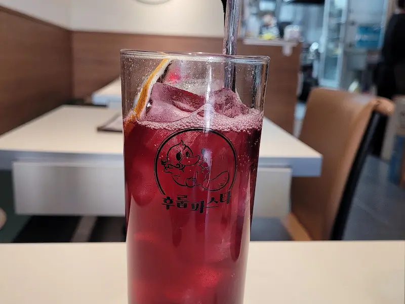 붉은 빛깔의 샹그리아