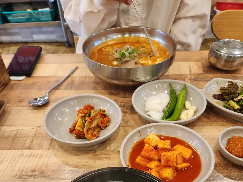 얼큰 설렁탕과 깍두기, 김치 등 밑반찬