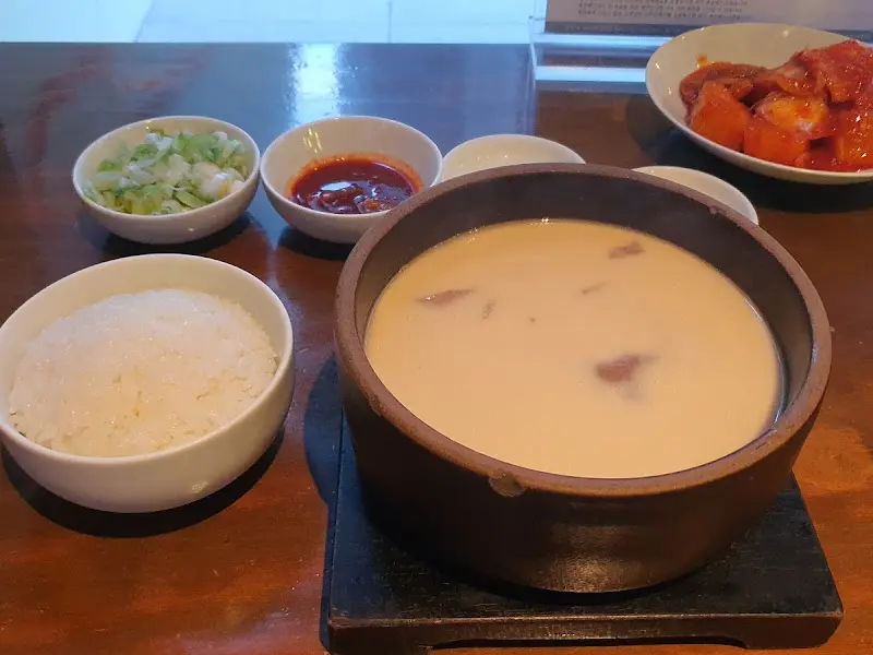 뽀얀 국물이 인상적인 거대곰탕의 고기곰탕