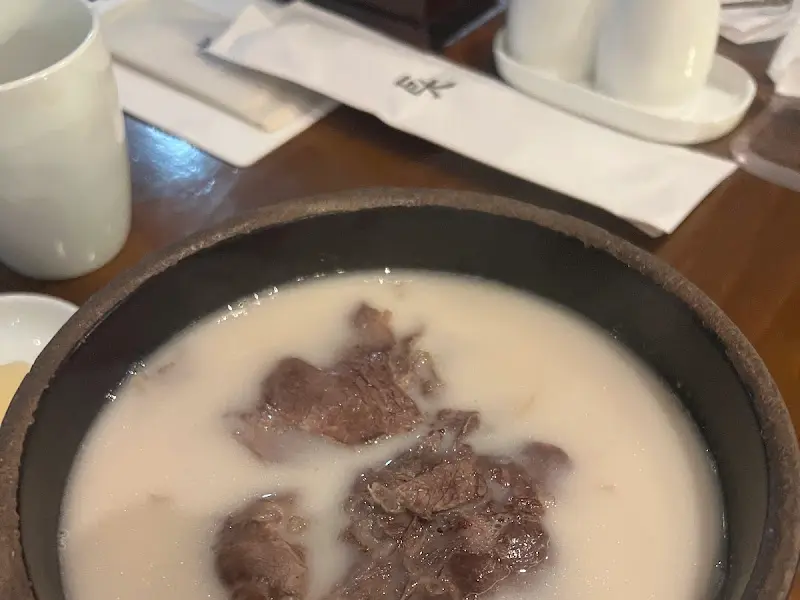 뽀얀 국물에 잠긴 부드러운 고기가 일품인 곰탕