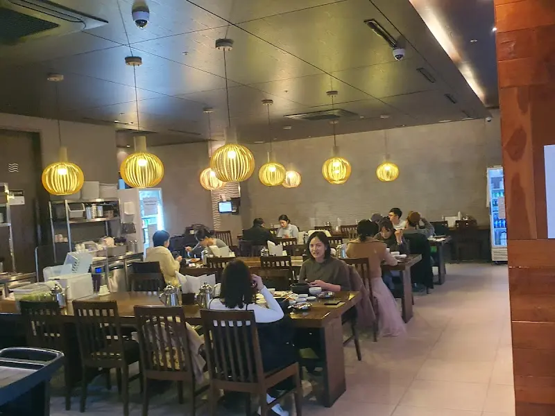 넓고 쾌적한 거대곰탕 내부