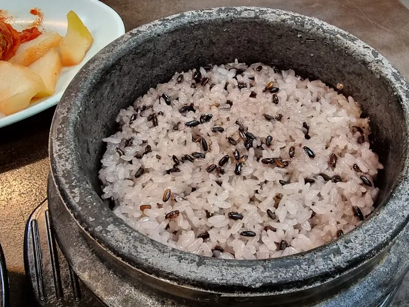 윤기가 흐르는 돌솥 흑미밥