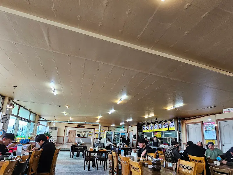 넓은 식당 내부