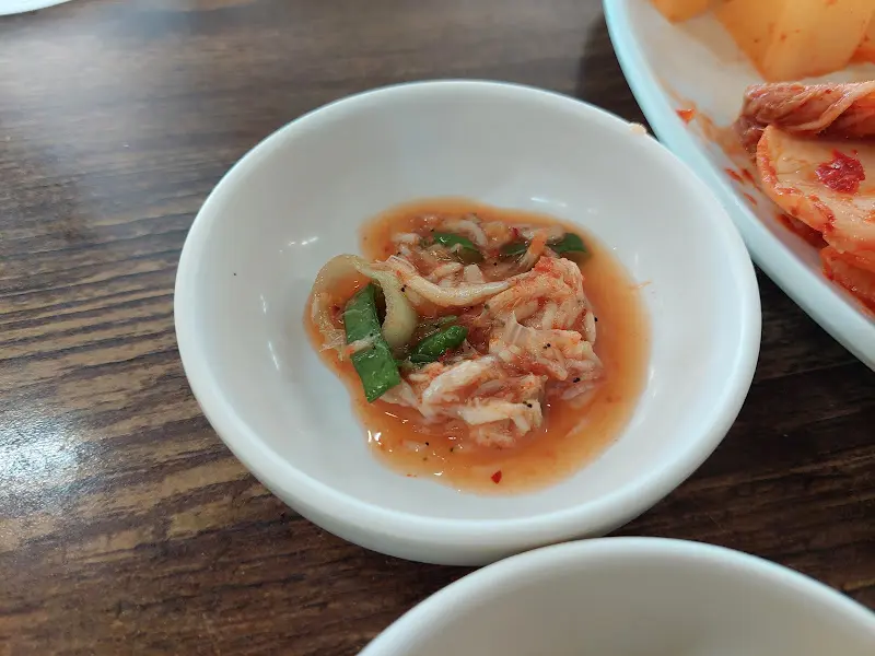 곁들여 먹기 좋은 양념된 김치