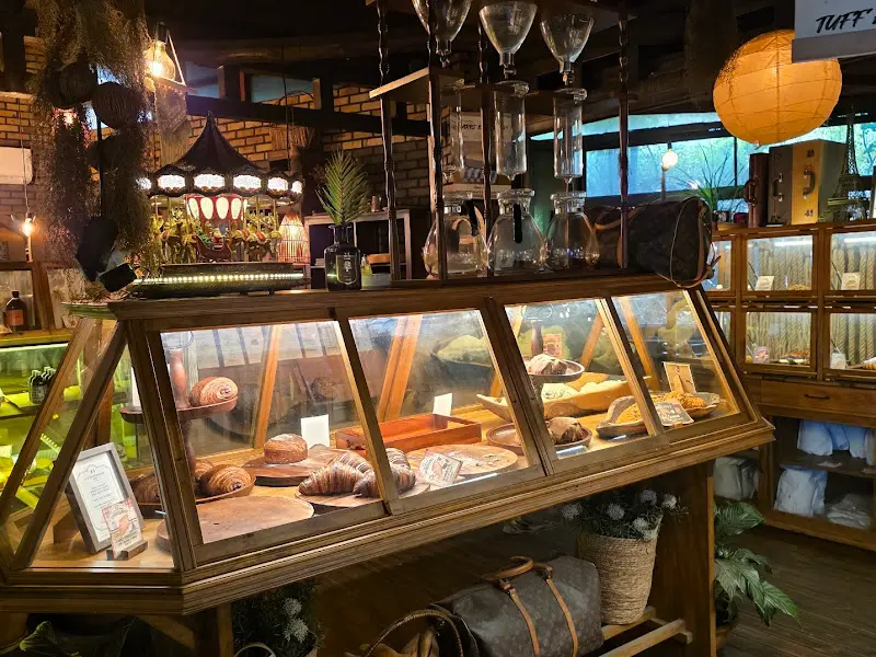 터프이너프 로스터스 베이커리 진열대