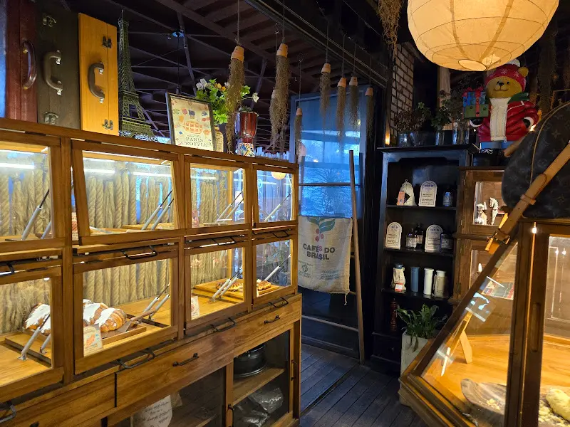 터프이너프 로스터스 빵 진열대