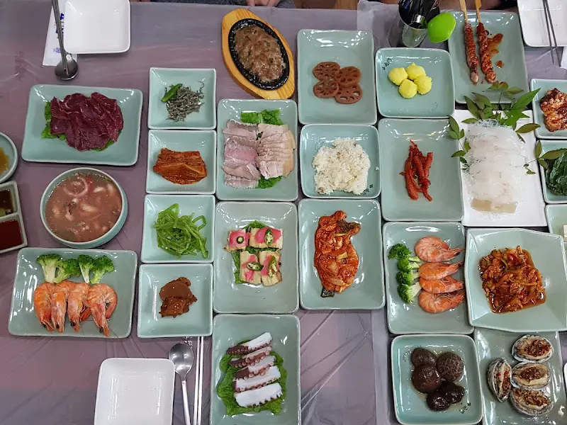 정갈하게 담긴 한정식 메뉴들