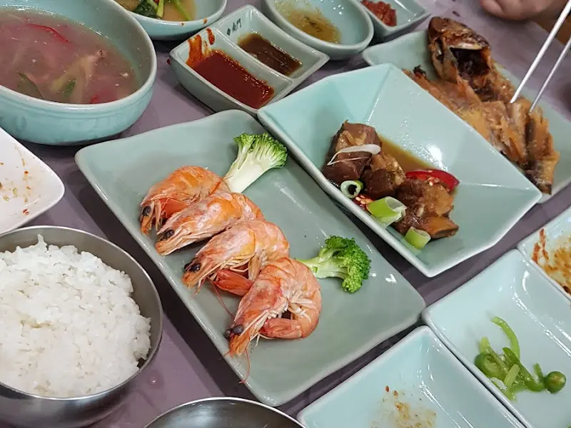 싱싱한 새우와 곁들여진 쌈 채소