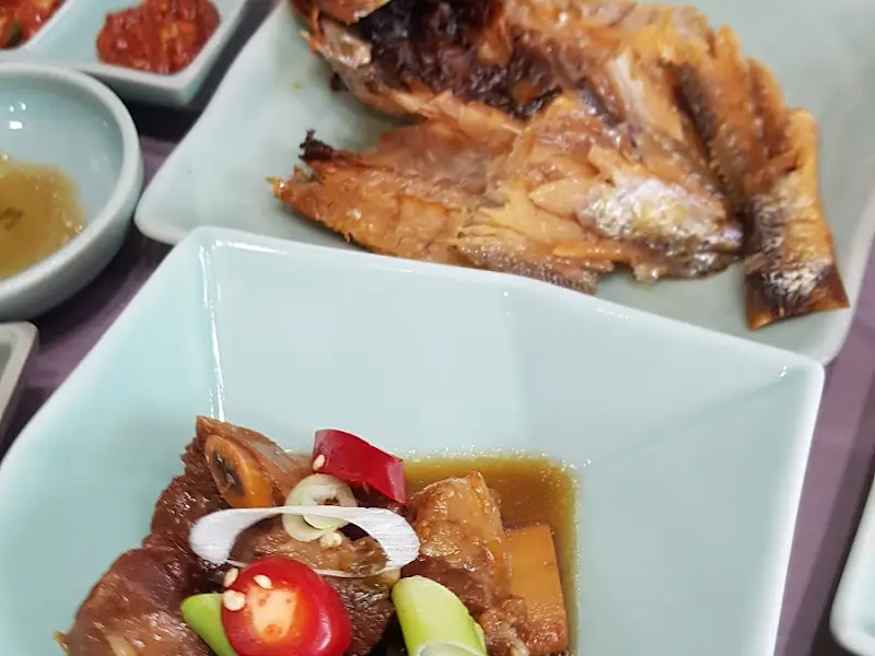 윤기가 흐르는 고등어 구이