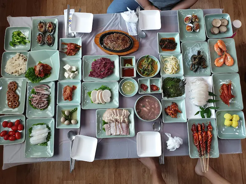 항공샷으로 담아낸 한정식 만찬