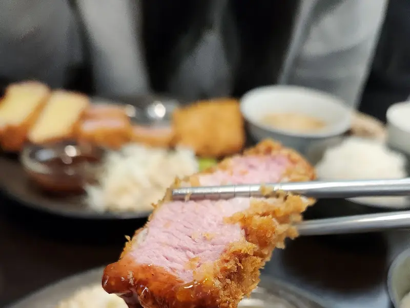 젓가락으로 집어올린 안심카츠