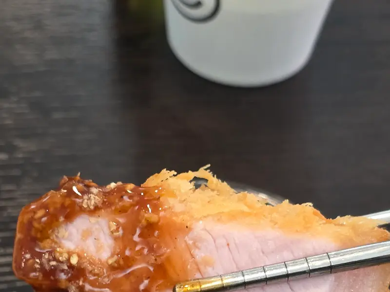 돈까스 소스에 찍어먹는 모습