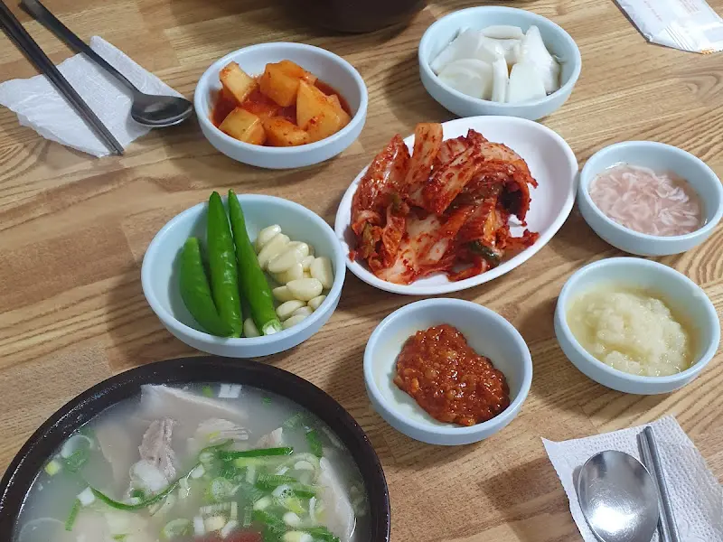 돼지국밥과 환상적인 조화를 이루는 밑반찬