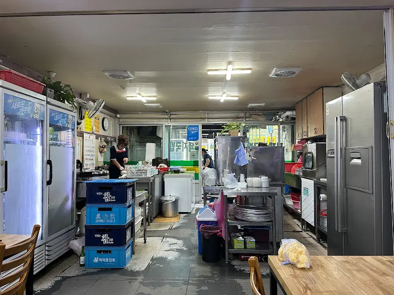 분주하게 움직이는 주방