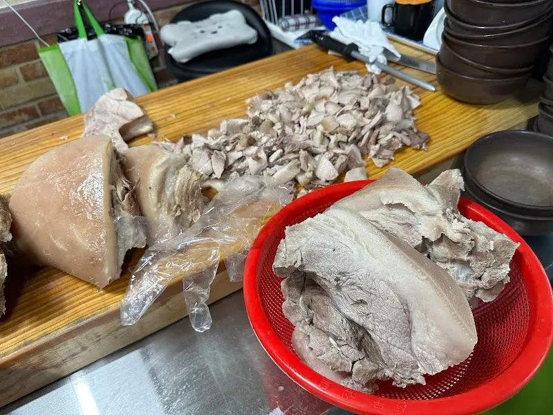 푸짐하게 썰어 놓은 수육