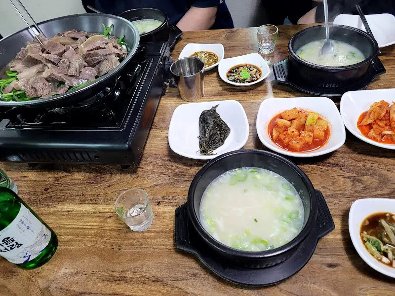 모듬 수육과 다양한 곁들임