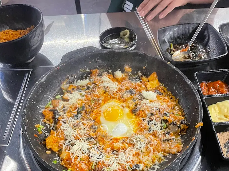 볶음밥 위의 반숙 계란