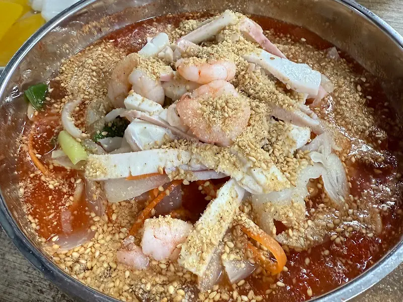 통깨가 듬뿍 뿌려진 냉짬뽕