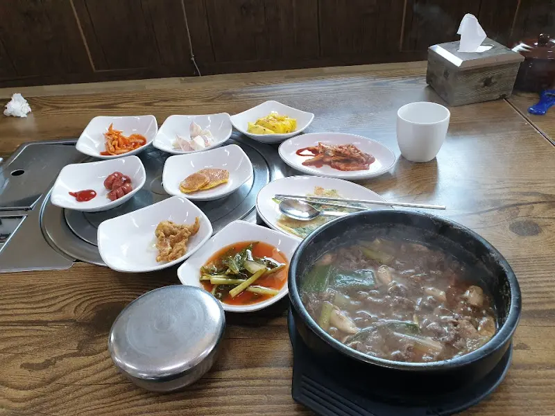 다양한 밑반찬들이 푸짐하게 차려진 모습