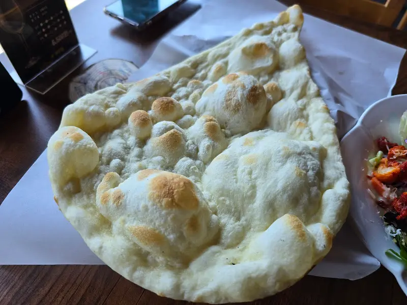 노릇하게 구워진 마늘 난