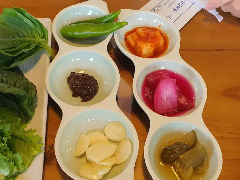 다양한 쌈 채소와 밑반찬