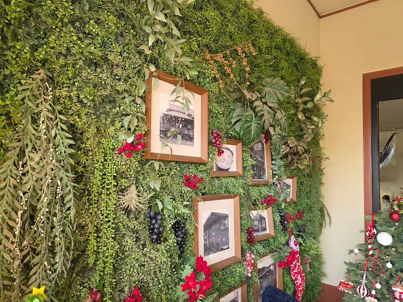 벽면에 설치된 초록빛 인조 정원