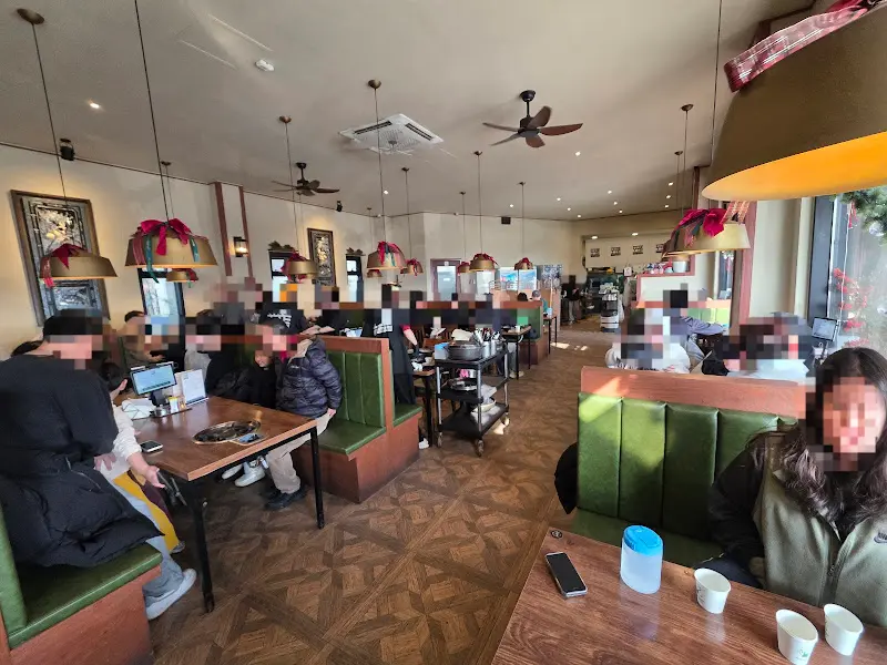 깔끔하고 쾌적한 식당 내부