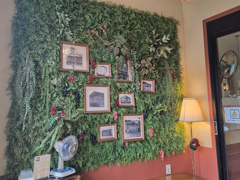 인조 정원으로 꾸며진 벽면