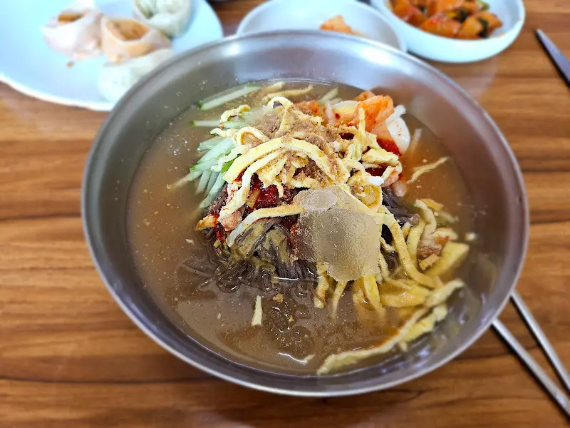 봉숙이 물냉면의 푸짐한 고명