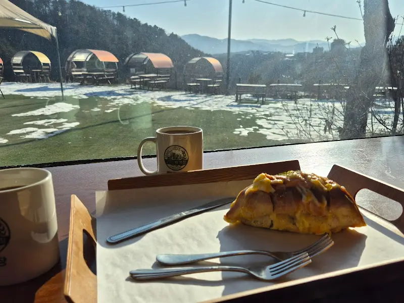 테이블에 놓인 빵과 커피