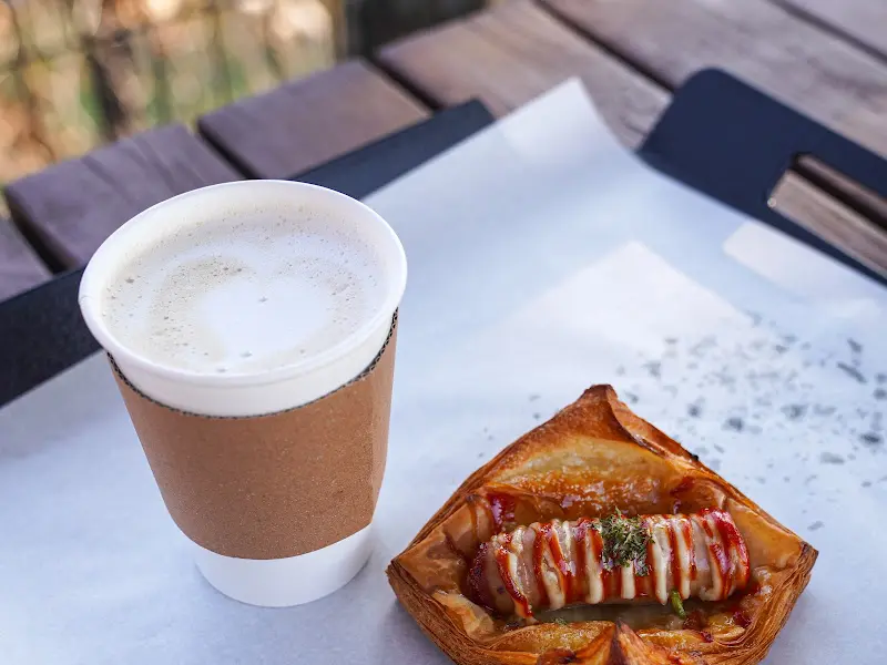 소세지 페스츄리와 커피