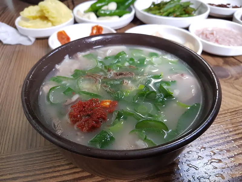 맑은 돼지국밥 국물