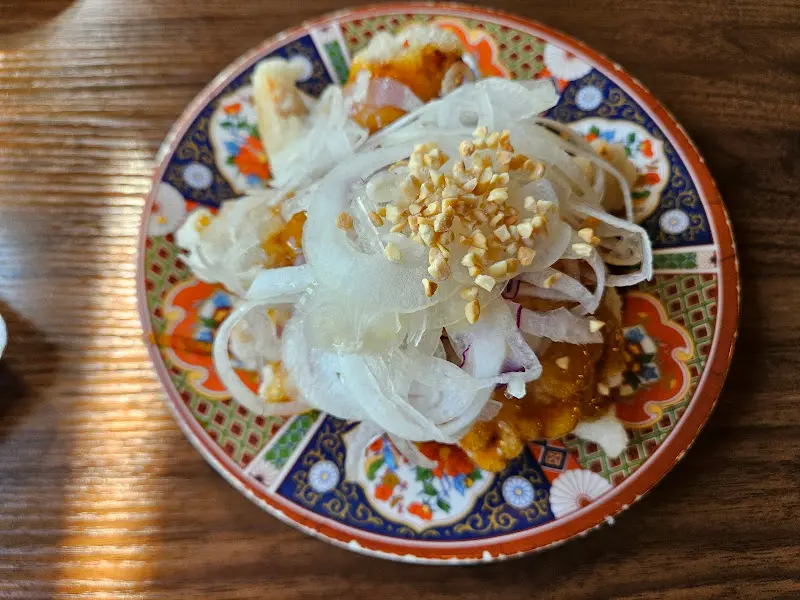 탕수육 위에 뿌려진 양파와 견과류